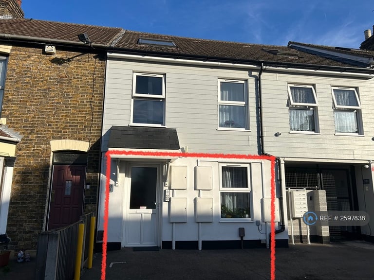 2 bedroom flat in Cowper Road, Sittingbourne, ME10 (2 bed) (#2597838)