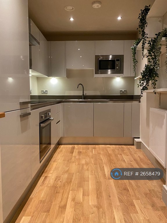1 bedroom flat in The Crescent, London, SE8 (1 bed) (#2658479)