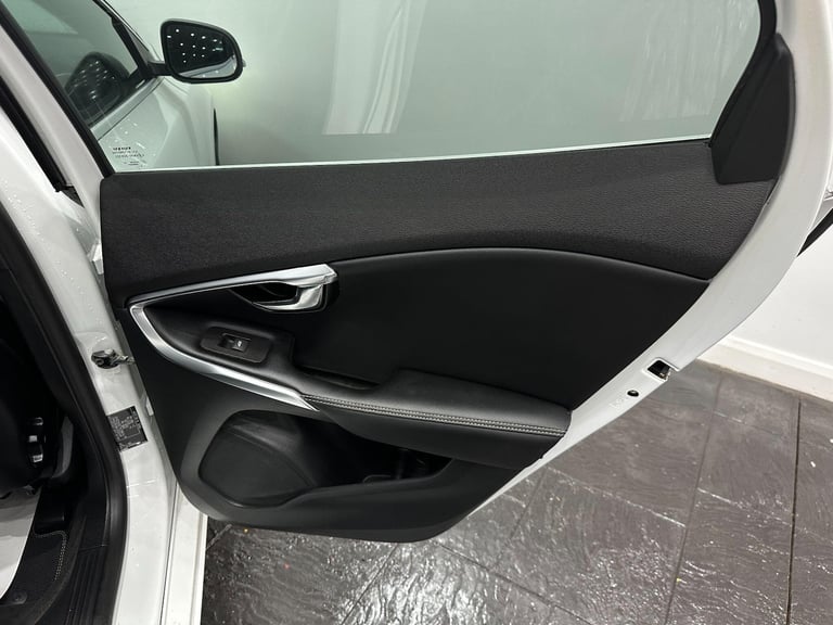 2017 Volvo V40 2.0 D2 R-Design Nav Plus Auto Euro 6 (s/s) 5dr HATCHBACK Diesel Automatic