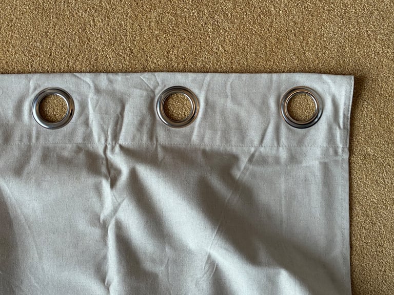 Blinding beige curtains (2)