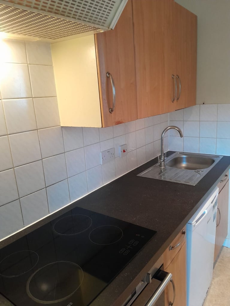 Large Studio Flat-Brook Green/Hammersmith W6; Available 3 Nov, £1200 pcm-10 min walk to 5 tube lines