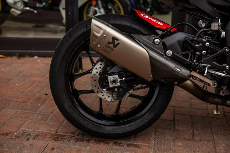 Yamaha R1 PETRONAS PAINT ! AKRO ! STUNNING