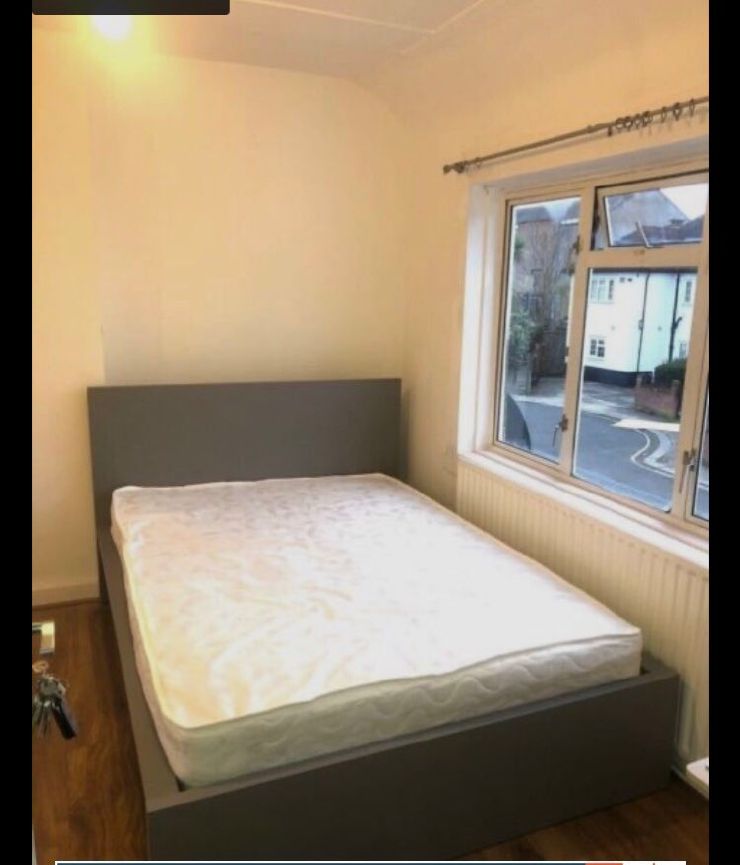 Ensuite Doubleroom available to rent. DSS Working prof couple/single. East Acton W12. £1350 pm Bills