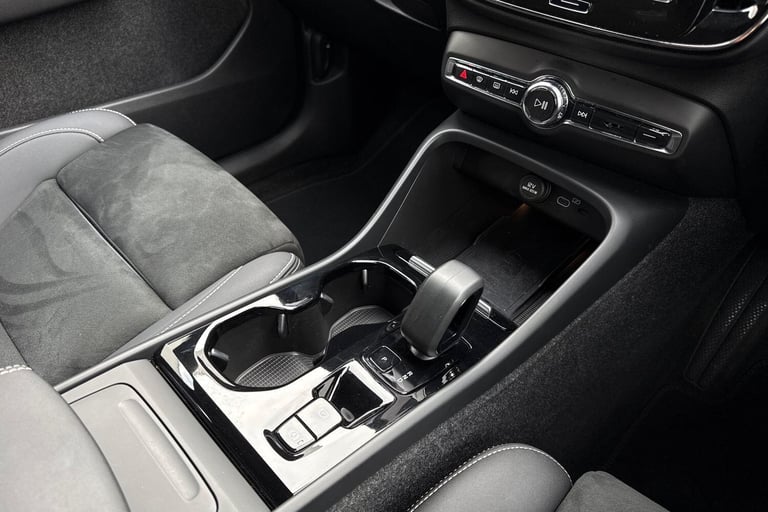 2022 Volvo XC40 2.0 B4 MHEV Plus SUV 5dr Petrol Hybrid DCT Auto AWD Euro 6 (s/s) (197 ps) ESTATE ...