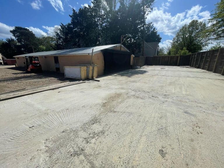 3052 SQFT WAREHOUSE & PRIVATE YARD AVAILABLE TO LET! - HAYES END