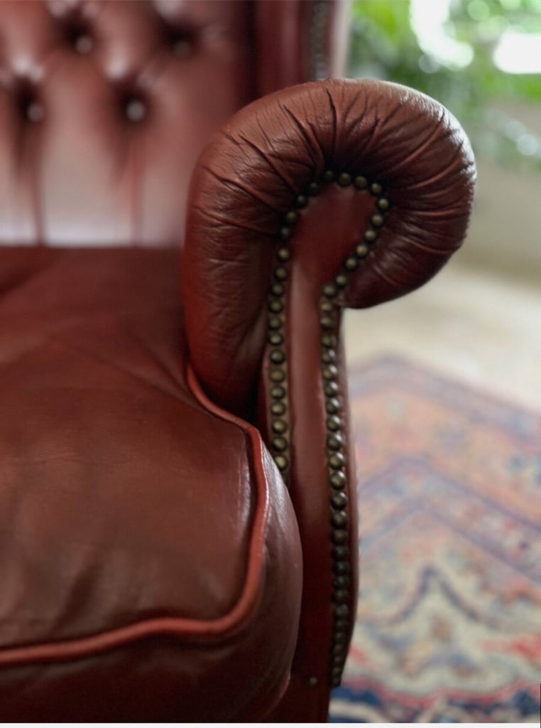 FINE VINTAGE CHESTERFIELD OXBLOOD LEATHER WING BACK MASTER ARMCHAIRS (PAIR) VGC