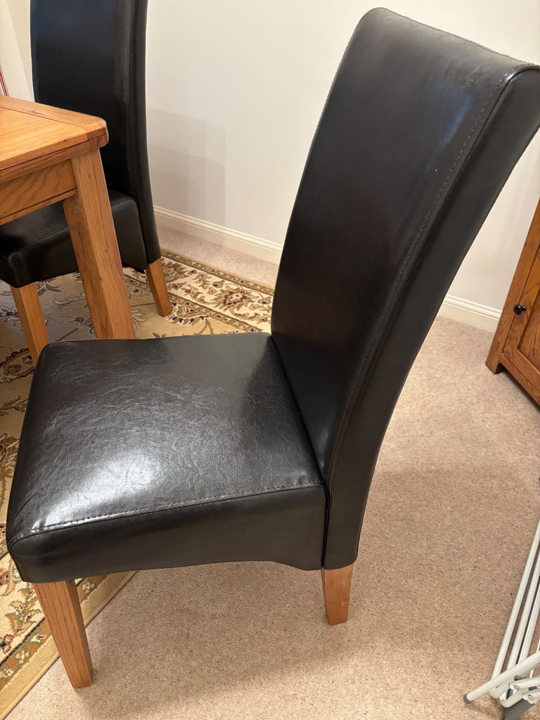 Extending Solid Oak dining table and 4 chair