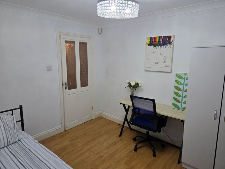 Lovely Room & Flat to rent Highworth Swindon