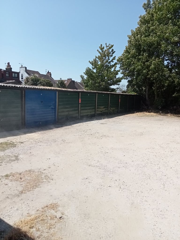 SECURE GARAGE TO RENT LET STORAGE IN GRAVESEND KENT 