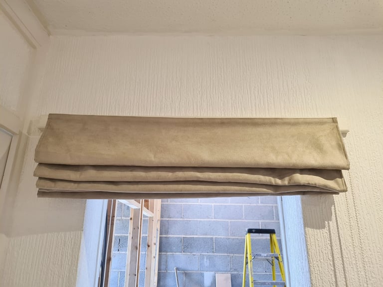 SMALL TAN / VANILLA ROMAN BLIND (45'' X 63'')