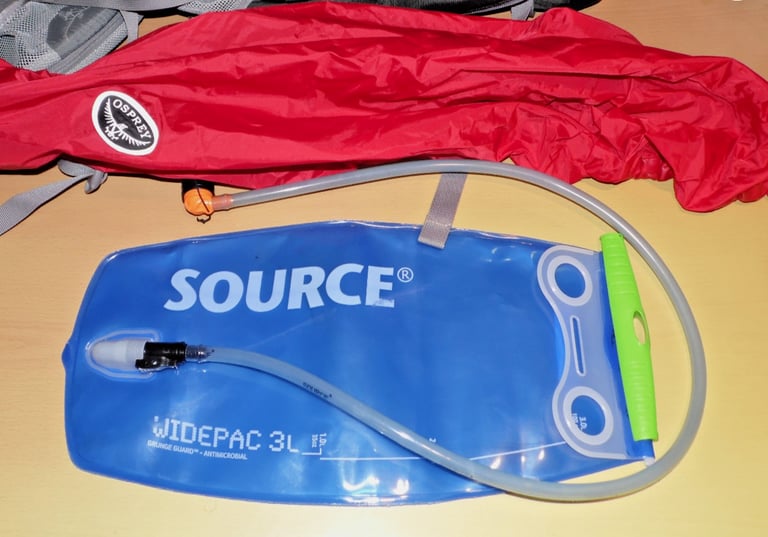 OSPREY STRATOS 24 BACKPACK RUCKSACK with RAIN COVER and HYDRATION WATER PACK NEW