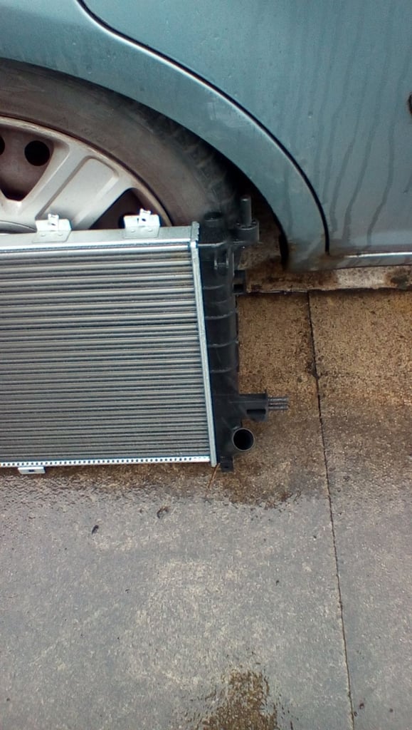 Vauxhall astra mark 5 1.7 cdti car radiator