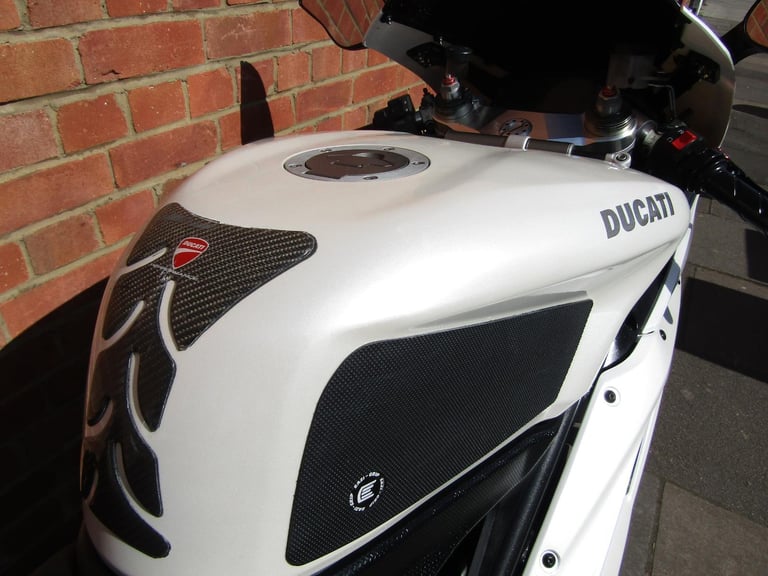 DUCATI 1198 S * PEARL WHITE * REDUCED * LOVELY BIKE * PLATE**EXTRAS**CARBON**