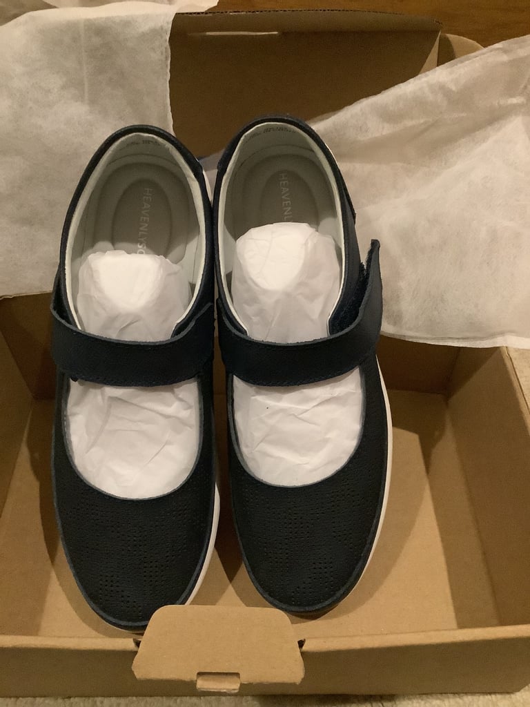 Ladies heavenly soles flat shoe Lea bar size 5 E brand new in box sandals 