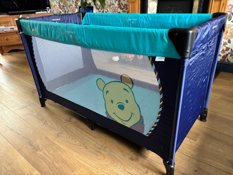 Disney Winnie the Poo Hauck Travel cot 
