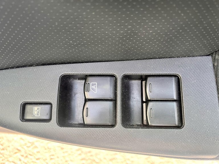 2010 Nissan Note 1.6 16V Tekna Auto Euro 4 5dr MPV Petrol Automatic