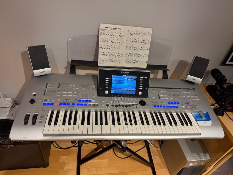 Yamaha Tyros 4 + Keyboard Stand