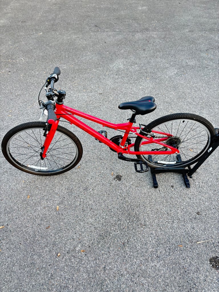 CARRERA SARUNA JNR Child's / Teen hybrid bike. 24 inch wheels. Fully working. Ready to ride away.