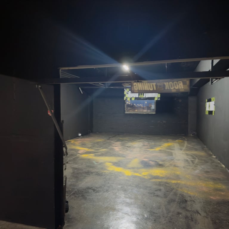 Warehouse to let / Unit to let / workshop / storage unit space  Amazon ebay 600 sq ft - 2000 sq ft