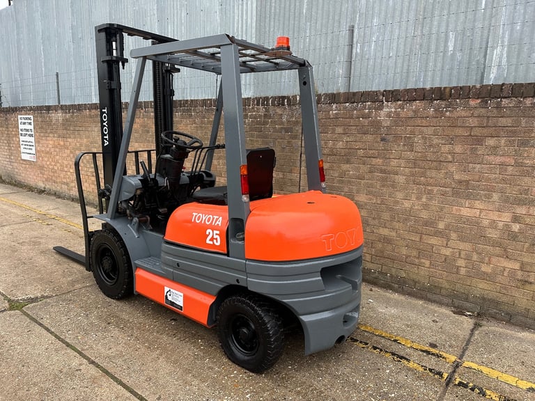 Toyota 2.5t diesel forklift, clear view mast, low hours 