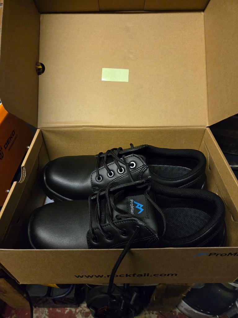Rockfall mens safety shoes.