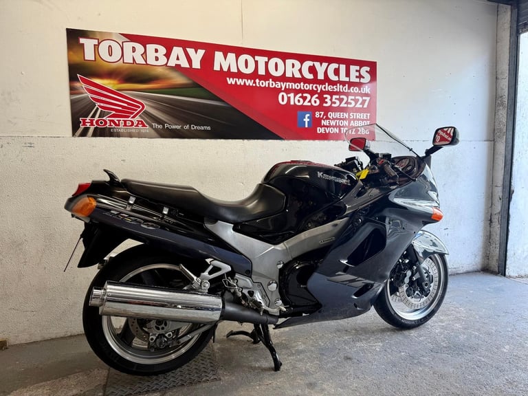 KAWASAKI ZZR1100-D6 SPORTS TOURER 1998 S REG 21877 MILES A STUNNING BIKE