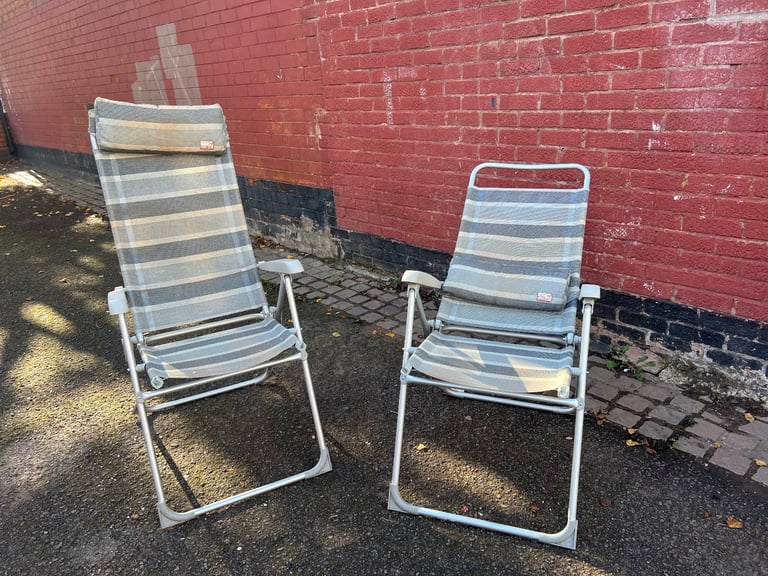 Selling a ( set of 2X  folding camping chairs