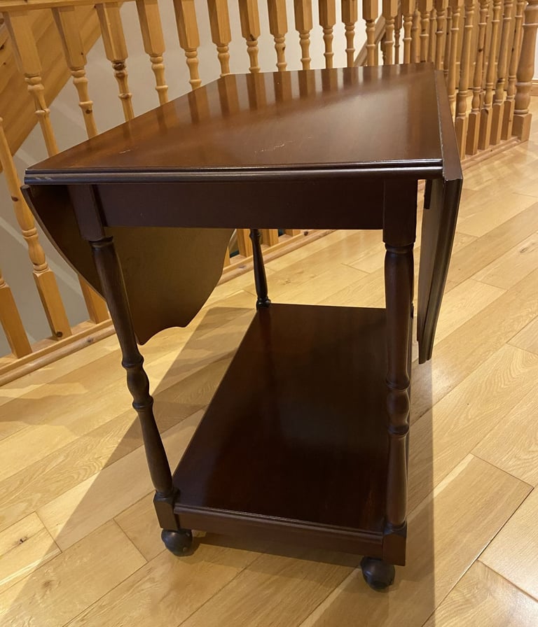 image for Occasional extendable leaf side table on castors. 