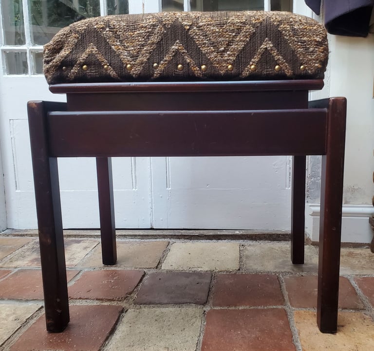 Piano stool, adjustable height