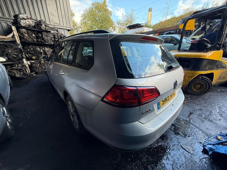 VW GOLF 2015 1.6 DIESEL BREAKING FOR PARTS