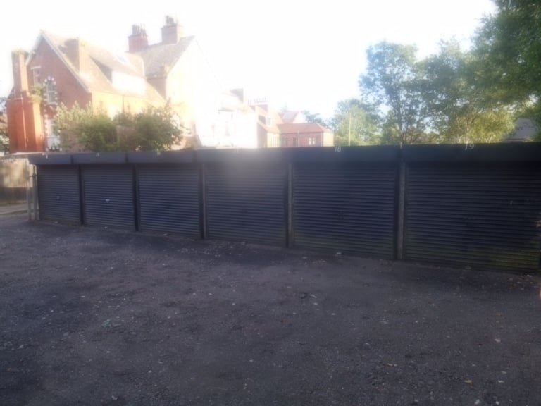 LOCK UP GARAGE TO LET IN MIDDLETON