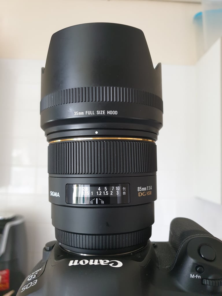 Sigma 85mm Very Fast F/1.4 EF HSM EX DG for Canon, Case + Hood