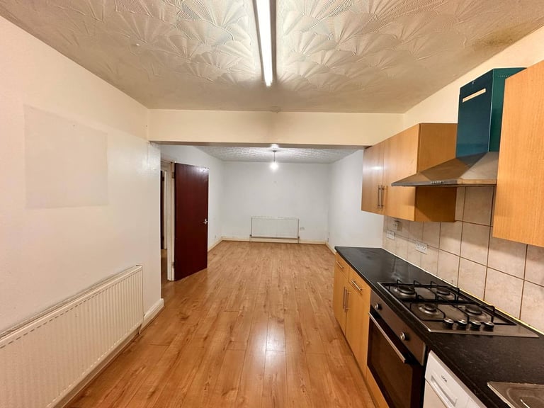 image for Nice three bedroom flat on Lay street Ilford near Newbury park, Seven Kings high school, IG2 7BY.