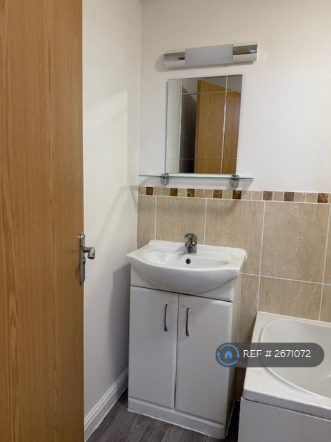 1 bedroom flat in Maidstone Road, Kent, ME4 (1 bed) (#2671072)