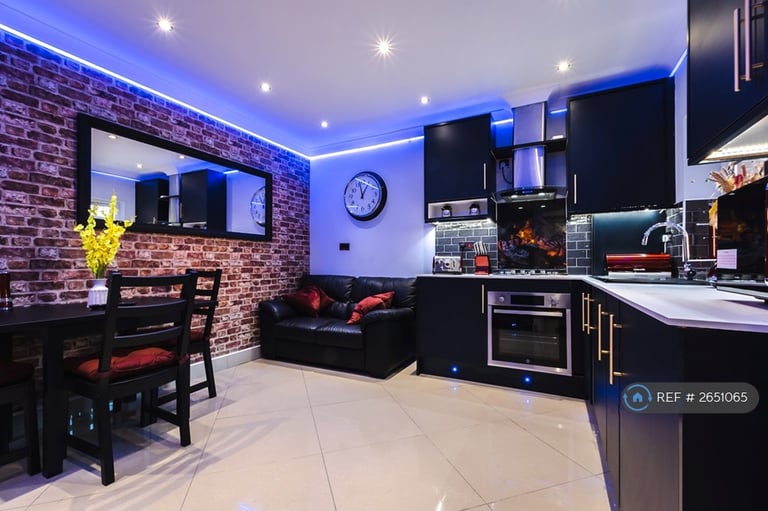 2 bedroom flat in Addington Road, Reading, RG1 (2 bed) (#2651065)