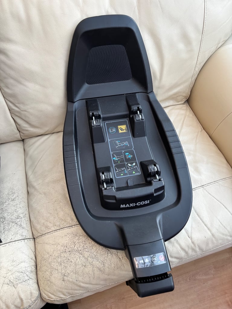 MaxiCosi Isofix base and PebblePro Car Seat