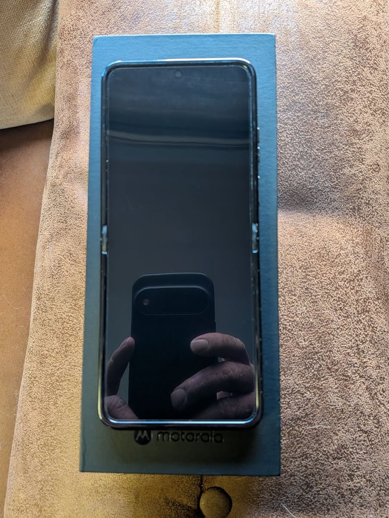 Motorola RAZR 50 koala grey near new in box