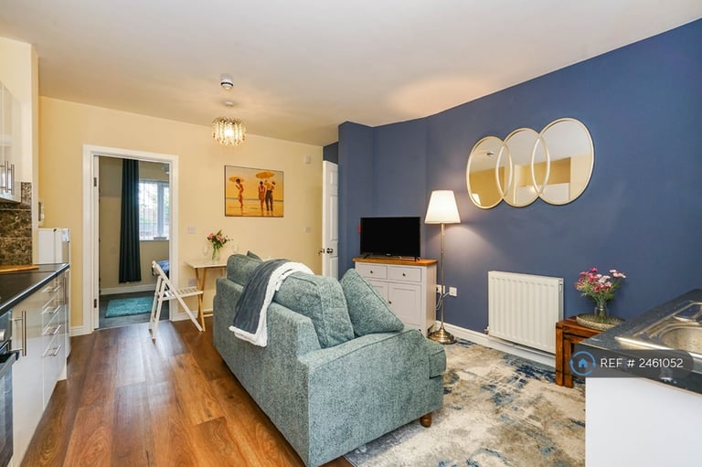1 bedroom flat in Eccles Town Centre, Eccles, M30 (1 bed) (#2461052)