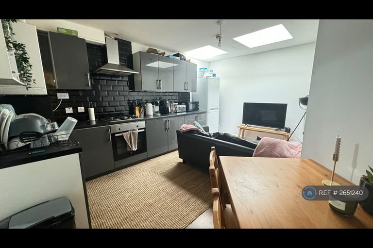 3 bedroom flat in East India Dock Road, London, E14 (3 bed) (#2651240)