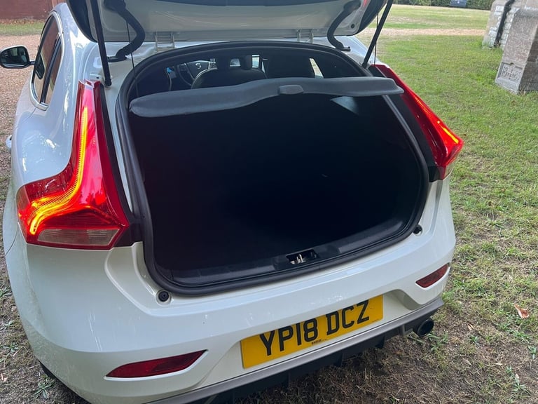 2018 Volvo V40 2.0 T2 R-Design Euro 6 (s/s) 5dr HATCHBACK Petrol Manual
