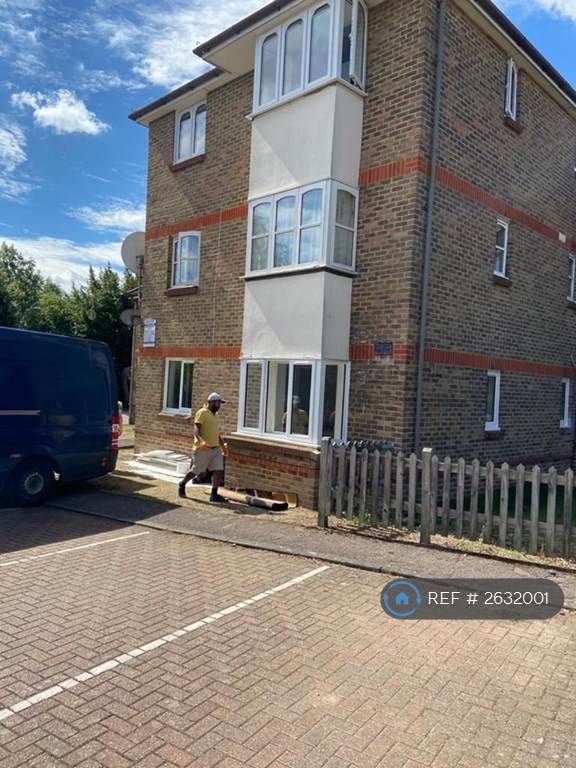 2 bedroom flat in Stirling Grove, Hounslow, TW3 (2 bed) (#2632001)