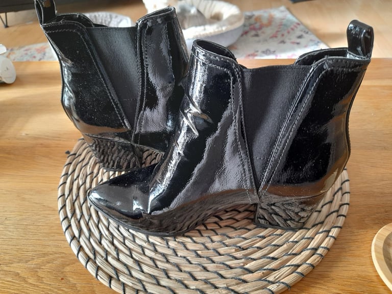 6 Ikea pictures in Black frames 