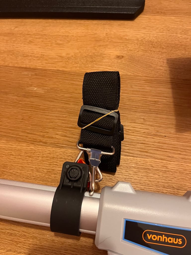Cordless pole hedge trimmer 
