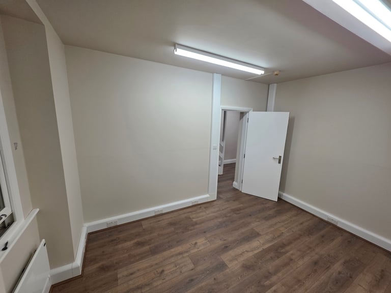 BEAUTY ROOM TO RENT W14 0AS