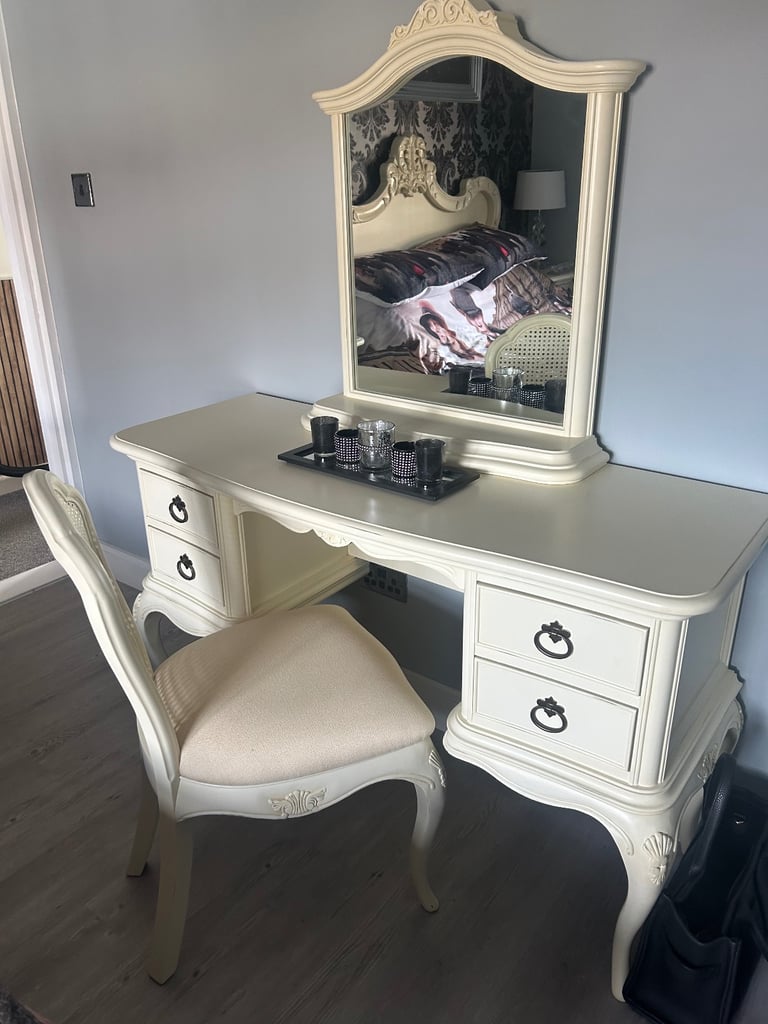 Shabby sheek bedroom set including king size bed draws dressing table & more 