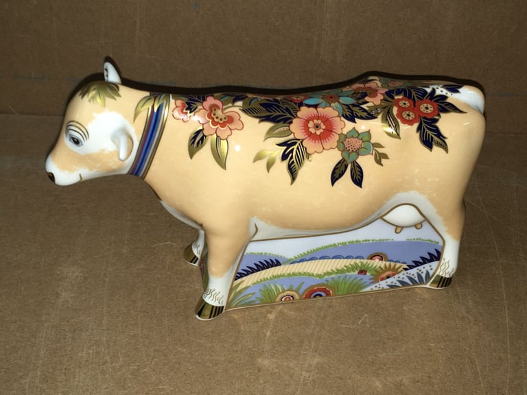 image for Large Boxed New Royal Crown Derby Lilly Cow Paperweight
