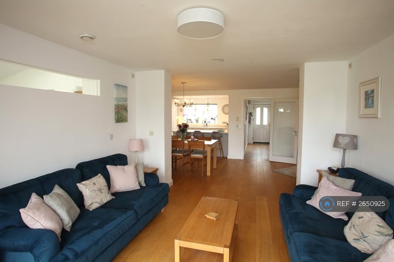 5 bedroom house in The Cedars, Lea, Nr Malmesbury, SN16 (5 bed) (#2650925)