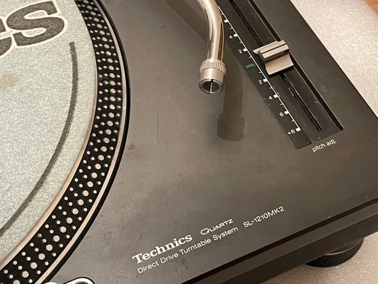 Technics SL 1210 MK2 Direct Drive Turntable 