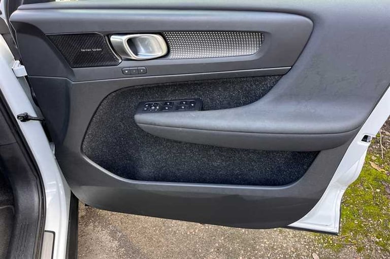 2020 Volvo XC40 2.0 B4P R DESIGN Pro 5dr Auto ESTATE PETROL Automatic