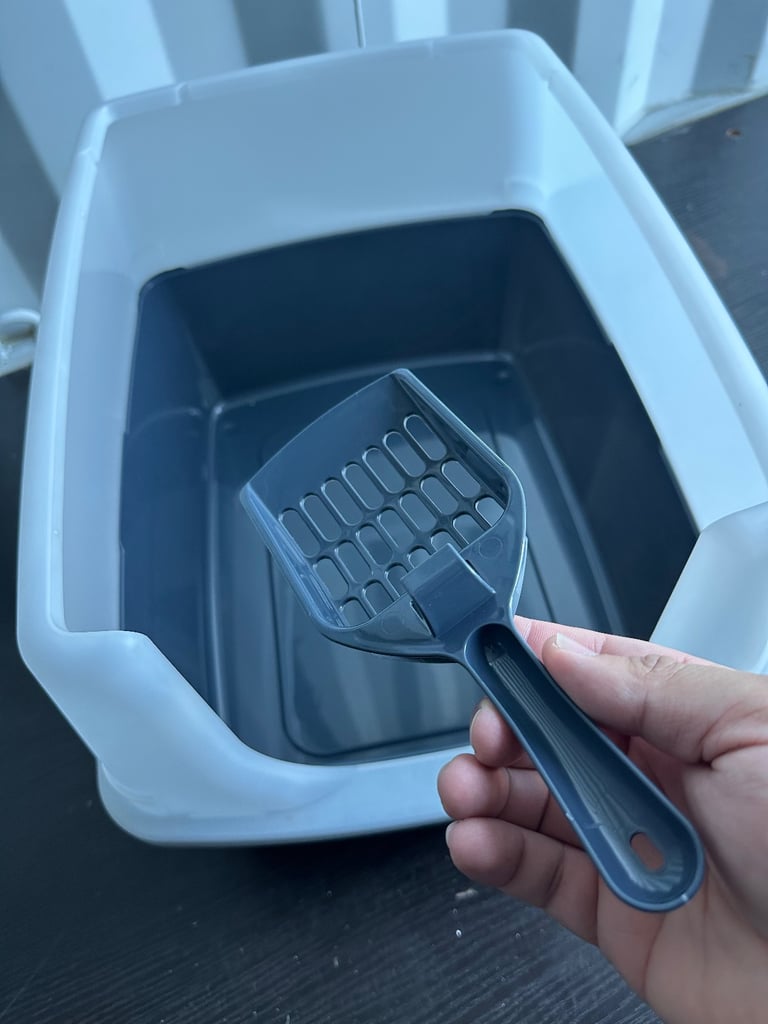 Iris Ohyama Cat Litter Tray with Scoop Grey Easy to Clean Adult Cats Litter Box